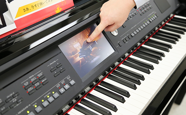 クラビノーバCVP-609のタッチパネル。画面を指でなぞった通りにグランドピアノのふたが動き、音色も変化！